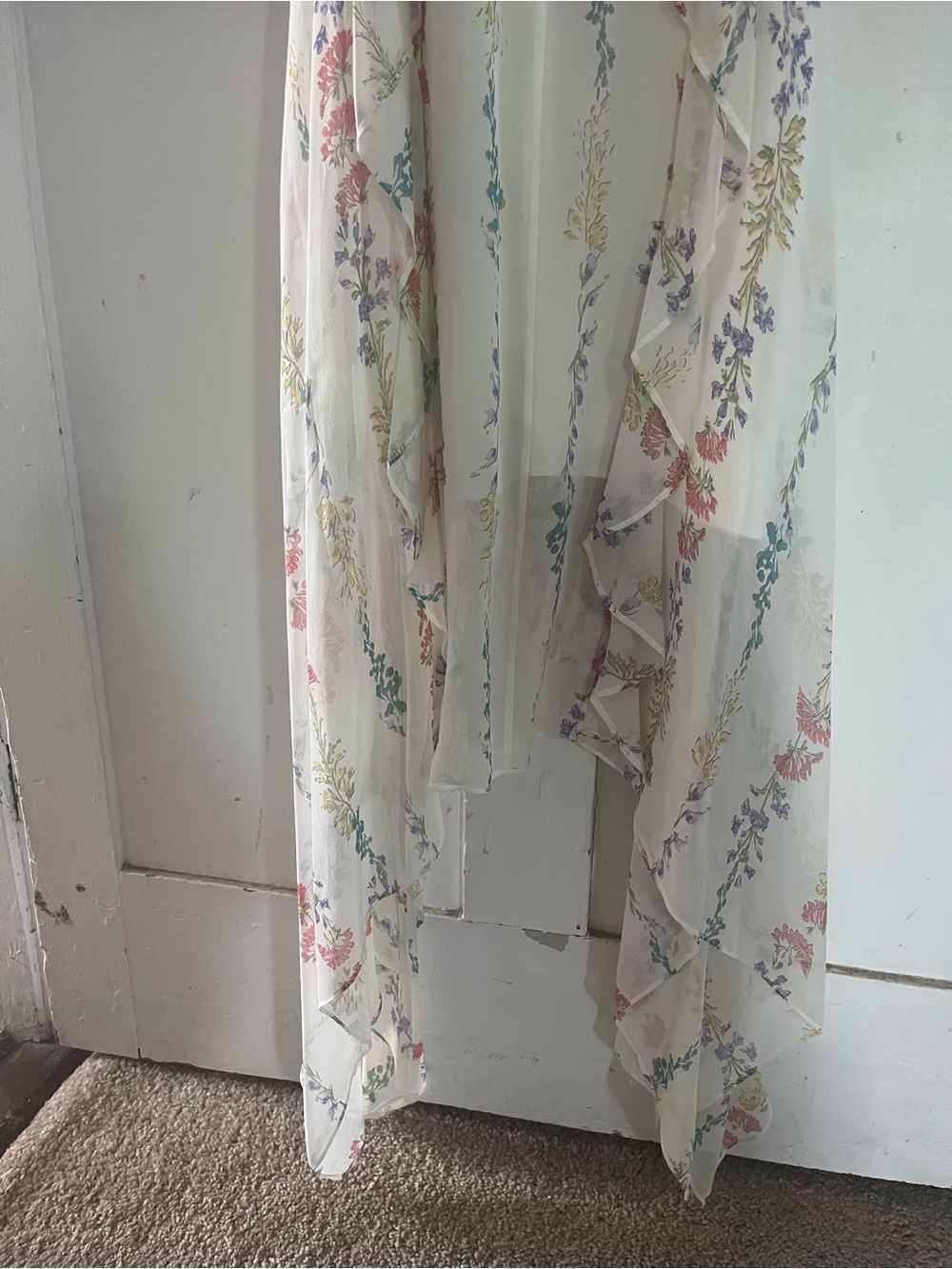 BCBGMaxazria silk floral dress. Never worn excellent condition. Size 8. - Picture 8 of 10
